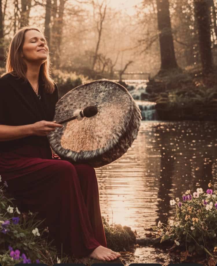 Manon met de drum aan het water
